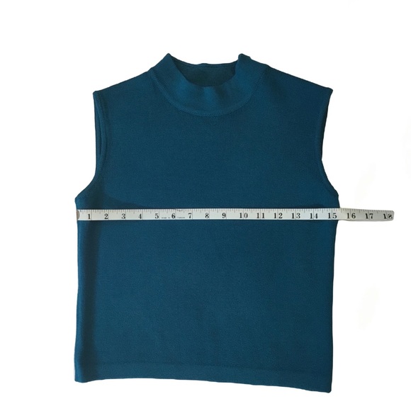 St. John Knit Sleeveless Cropped Mock T-neck. Sz P - Picture 4 of 5